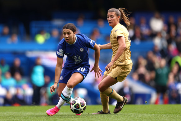 Sam Kerr under pressure from Patri Guijarro of FC Barcelona.