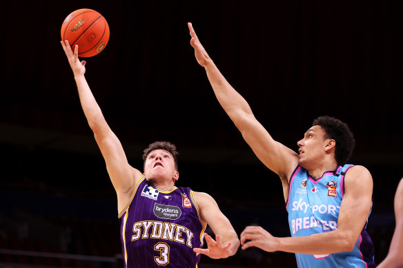 Dejan Vasiljevic of the Kings lays up a shot during the round 10 cash against the Breakers. 