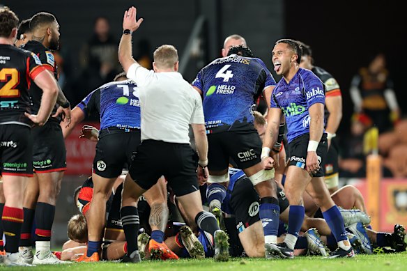 The Blues scored at the death to beat the Chiefs in Hamilton.