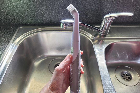 La mini fregadora Kmart funciona con baterías. ¿Es mejor que un cepillo de dientes?