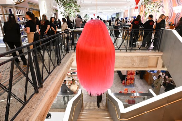 Una obra de arte de Patricia Piccinini expuesta en la nueva tienda insignia de La Meca en el centro comercial Bourke Street.