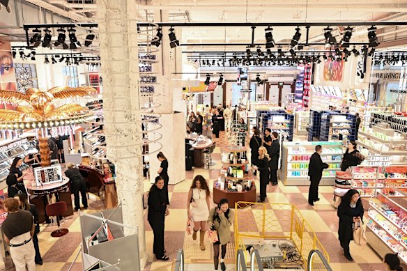 Funcionários da nova loja principal da Meca em Melbourne, na Bourke Street.