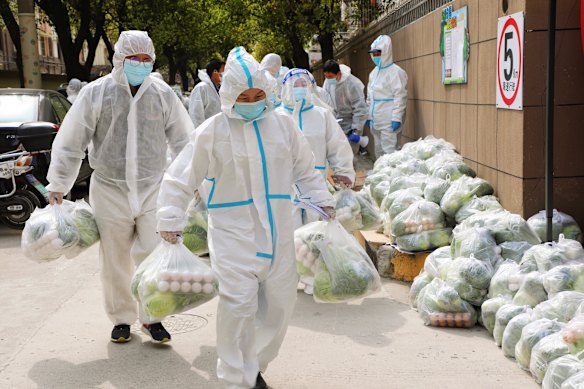 Volunteers carry daily necessities for residents in Shanghai. 