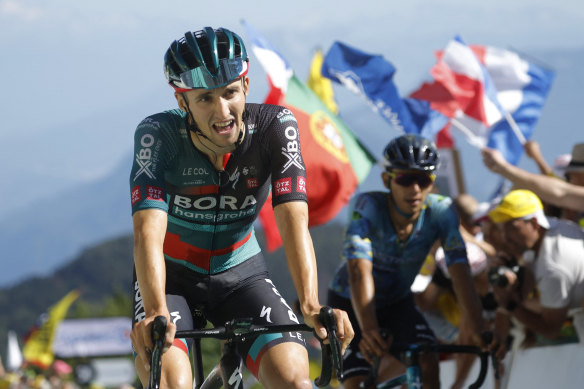 A crash derailed Australian Jai Hindley’s chance of a podium finish in his debut Tour de France.