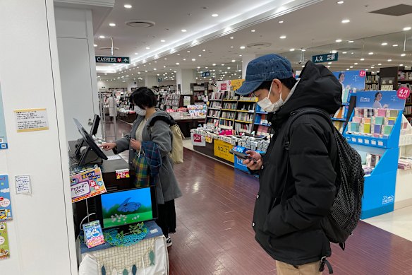 After lunch, Akari Shirai went to a bookstore to get a copy of Shoji Morimoto’s book and have him sign it. He tagged along as she bought the book and a pen. 