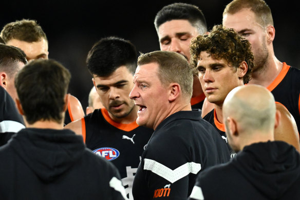 Carlton coach Michael Voss speaks to his players during the clash.