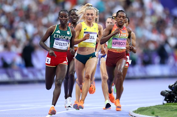 Jess Hull on her way to a bronze medal in the 1500m at the World Athletics Championship in 2025.
