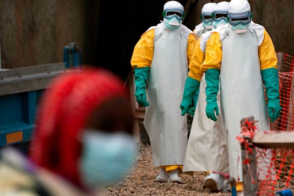 Gli operatori sanitari sono particolarmente a rischio a causa dell’esposizione ai fluidi corporei dei pazienti affetti da ebola.