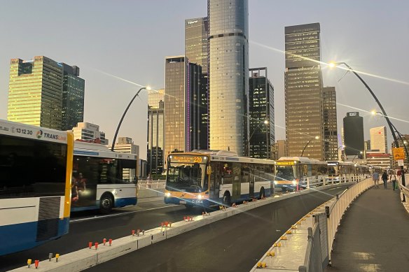 There are major South East Busway delays in Brisbane, with buses backed-up on Victoria Bridge.