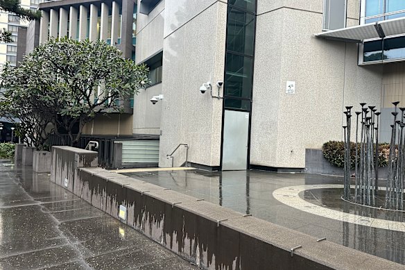 Lots of hard concrete, with skatestoppers installed and no shade or shelter, make this highly surveilled place a reasonably unattractive spot to take a long rest.