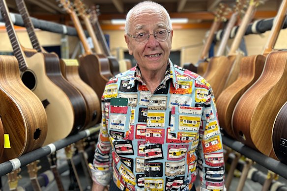 Dr Karl Kruszelnicki at the guitar factor in Dr Karl’s How Things Work.