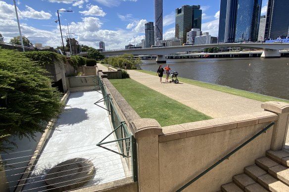 By moving this wall back, restaurants and  bars could be built between the Victoria and Neville Bonner bridges.