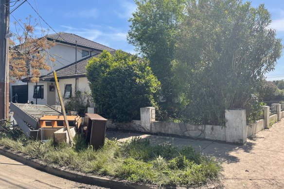 A family already reeling from flood damage to their Maribyrnong home have been hit by early morning looters. 