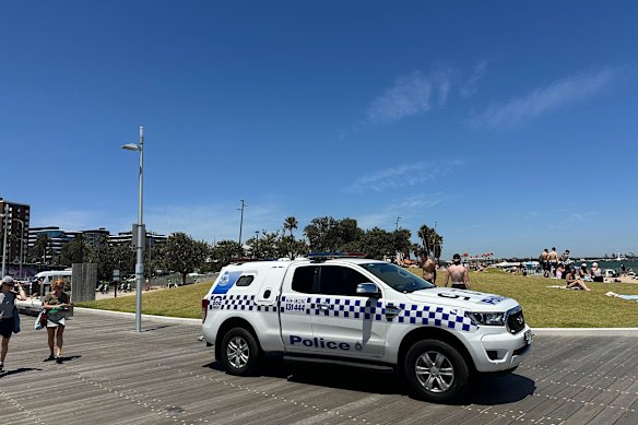 Um carro da polícia na doca de St Kilda logo após o suposto ataque na tarde de quinta-feira.