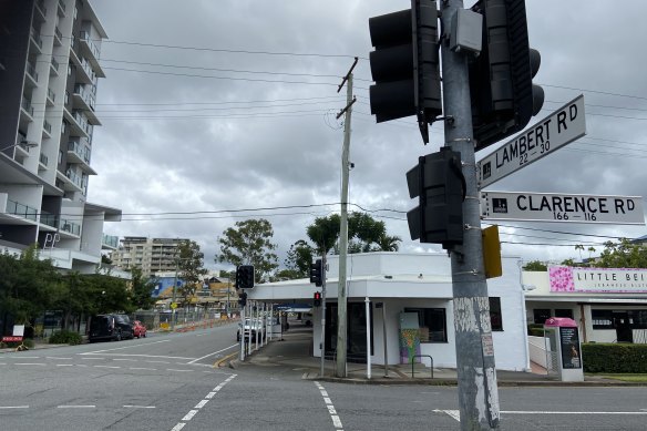 One option to build a new bridge beside Indooroopilly’s Walter Taylor Bridge is for a new bridge to go upstream of the existing bridges and connect to parkland beside Witton Barracks. From there a new second bridge would go over the rail line if that option is chosen.