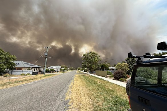 O incêndio varreu Natimuk na sexta-feira. Até domingo, o incêndio de 8.300 hectares não pôde ser contido.