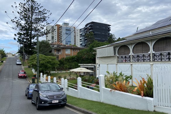 Eng 2023 Vue vun der Brisbane's Bellevue Street zu Highgate Hill weist Torbreck.