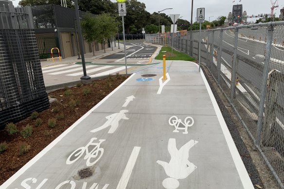 A new bike path alongside the Harbour Bridge is made more dangerous by a bollard.