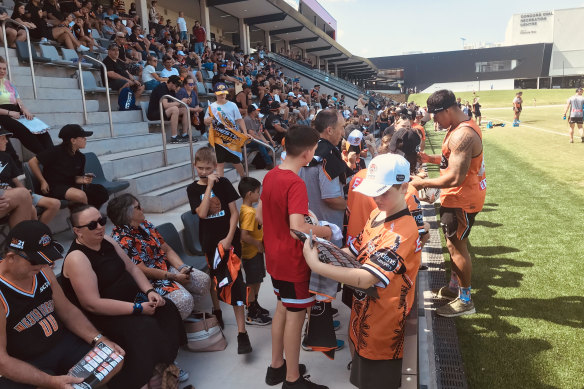 More than 1000 fans watched the Wests Tigers train on Friday.