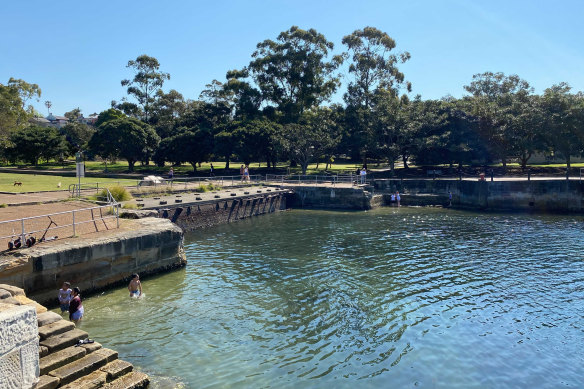 Locals swimming at Mort Bay in September 2021, during the Delta lockdown.