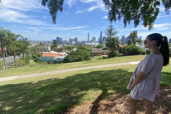 D'Stephanie Taylor vu Brisbane um Highgate Hill an enger Szen, déi d'Vue vu Brisbane replizéiert, déi am Englänner William Bustard sengem Uelegmolerei aus 1928 duergestallt gëtt.