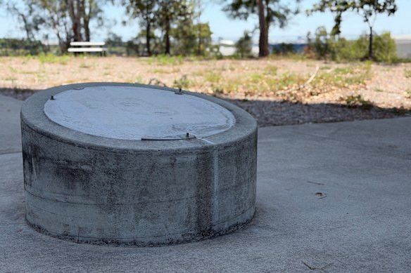 A base de concreto da qual a placa de latão comemorando a abertura da primeira Gateway Bridge de Brisbane pelo Duque de Edimburgo foi roubada do Queensport Rocks Park em Murarrie.