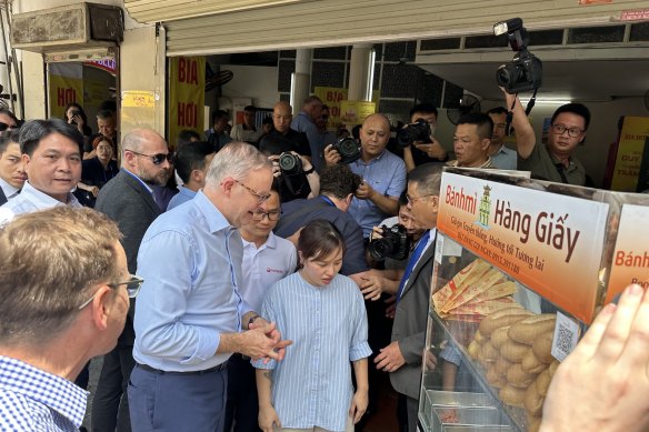 Albanese visiting a banh mi vendor in Hanoi.