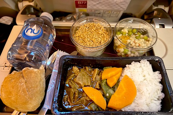 O jantar é saboroso.