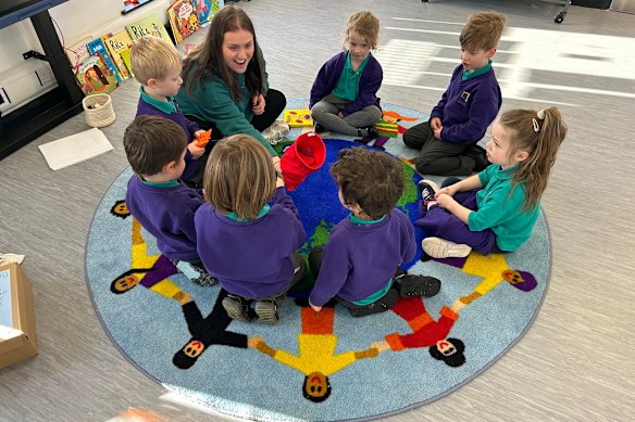 Ciara Moore, la preside di Scoil na Seolta, tiene una lezione su forme e colori a una classe di bambini di quattro anni.