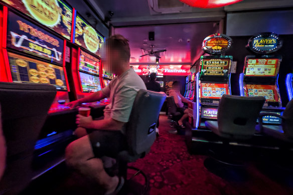 Mandatory cashless gaming cards would hinder money laundering, report finds.
