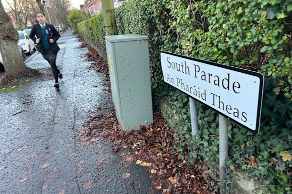 Jalan-jalan tertentu di Belfast kini dapat menggunakan papan petunjuk bilingual, asalkan setidaknya 15 persen penduduk menyetujuinya.