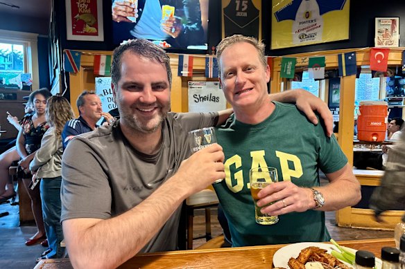 I tifosi australiani Peter Sparsis e Nathan McBride, di Sydney, al pub Kangaroo and Kiwi di Seattle.