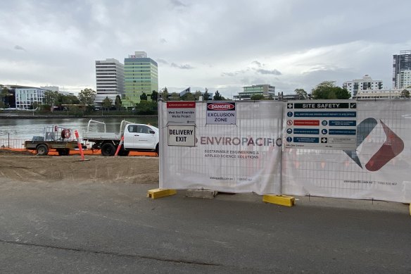 Removal crews are shifting contaminated asbestos and heavy metals which have come from the site of an old coal tar plant on the Brisbane River.