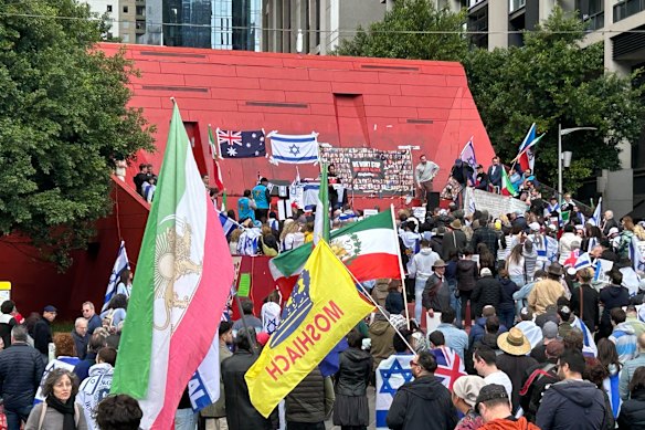 More than 1500 people gathered at the southern end of the Sandridge Bridge to observe the one-year anniversary of the October 7 attacks.