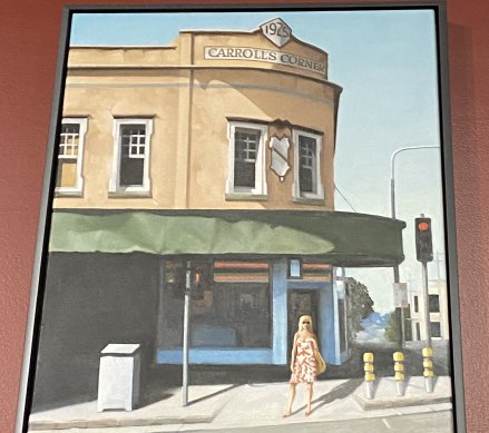 Mel McRae's Carroll's Corner am Fortitude Valley, vis-à-vis vun der Brisbane Sun Zeitung an Heem vum Californian Cafe.