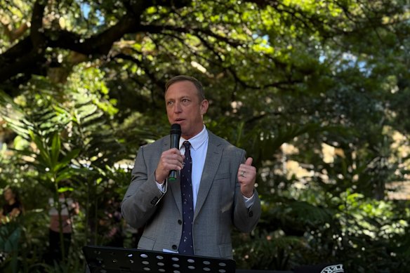 El líder de la oposición, Steven Miles, se dirigió a cientos de personas reunidas en el Jardín Botánico de Brisbane el martes para apoyar el derecho al aborto y protestar contra el intento del Partido Katter de Australia de forzar un debate en el Parlamento. 