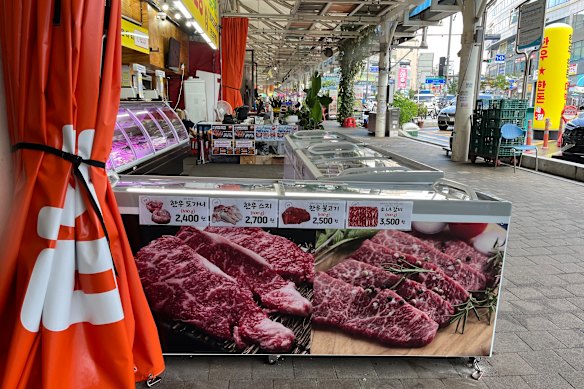 O Mercado de Rua Black Goat Black em Seongnam, Coréia do Sul.