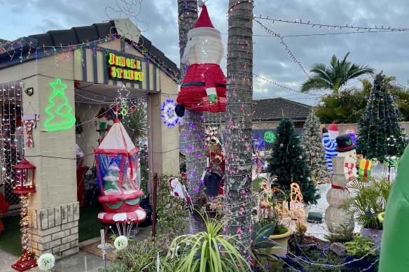 This year, Jingle Street is raising funds for local organisation ‘Eats 4 The Street’, a charity providing food to those in need. 