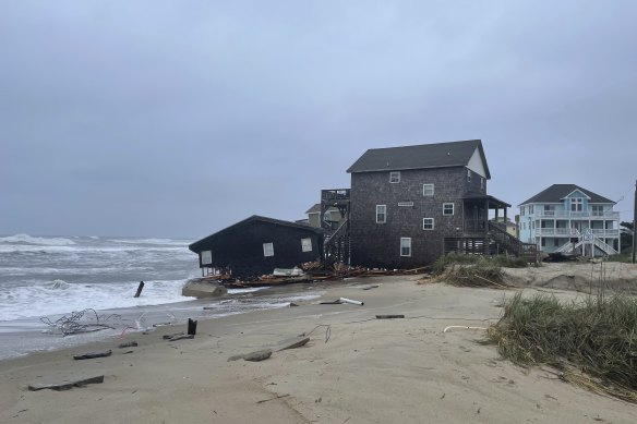The beach house collapses on North Carolina’s coast. 