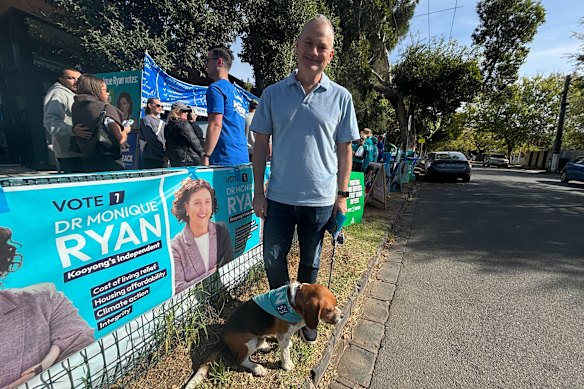 Simon Holmes à Court votes in Hawthorn on Saturday.