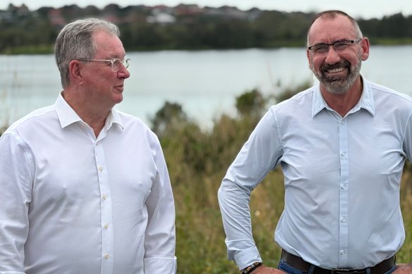 El alcalde de Moreton Bay, Peter Flannery, y Andrew Bondini, de Boral, en la cantera, que esperan convertir en una instalación de remo olímpico.