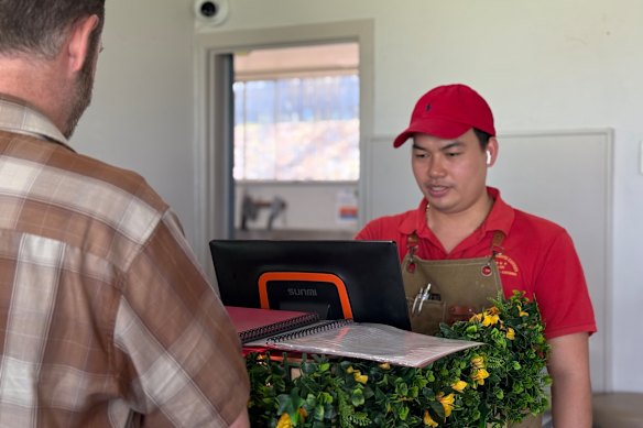 Loc Nguyen atiende a Brendan Field, cliente de toda la vida, el lunes por la tarde.