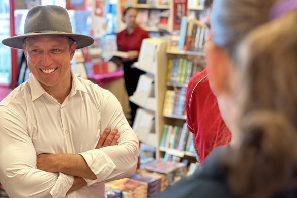 O primeiro-ministro Steven Miles era todo sorrisos em Bundaberg ao entrar na livraria Dymocks no sábado.