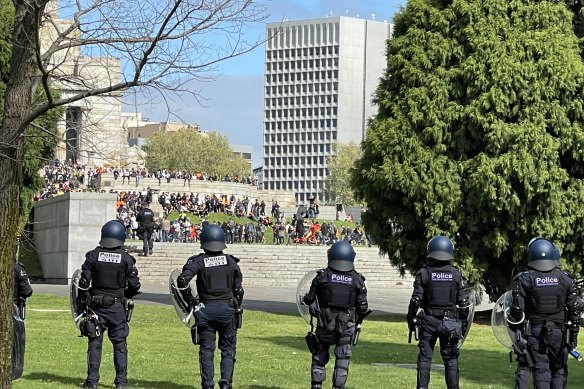 Police have surrounded protesters at the Shrine of Remembrance in Melbourne.
