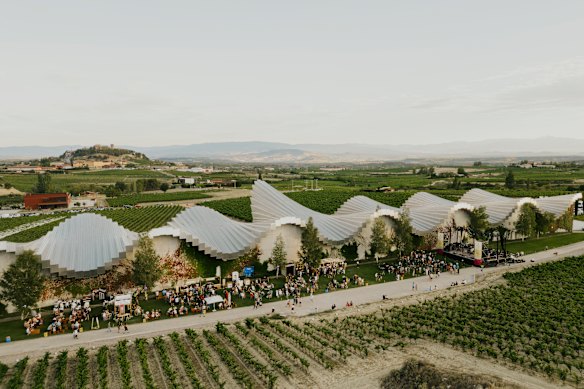 No.3: Bodegas Ysios, na base da Serra de Cantabria em Rioja, Espanha.