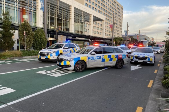Ciddi bir olay gelişirken polis arabaları Auckland Central caddelerini kapatır. 