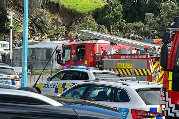 Slip tersebut, yang menghantam bagian belakang kolam di perkemahan, masih bergerak ketika layanan darurat merespons.