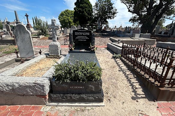 Ed Sheeran visitó la tumba de Michael Gudinski durante su viaje a Australia. 