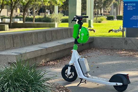 As empresas Lime e Neuron operam milhares de scooters elétricas para aluguel em Brisbane. 