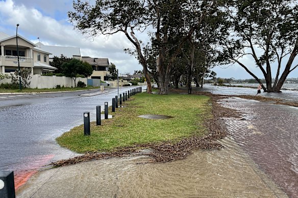 Main Roads is urging people to take care due to heavy winds and flooding.